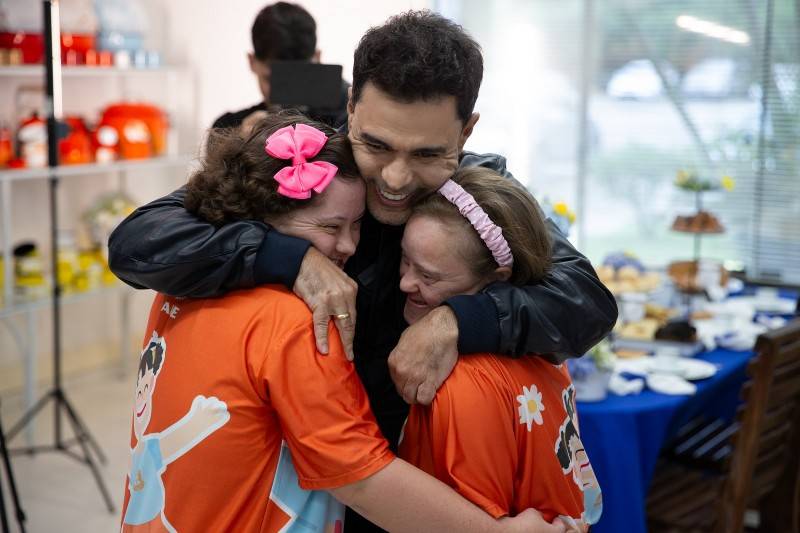 Cantor Zezé Di Camargo conhece empresa de Braço do Norte para encomendar presentes de fim de ano — foto 4