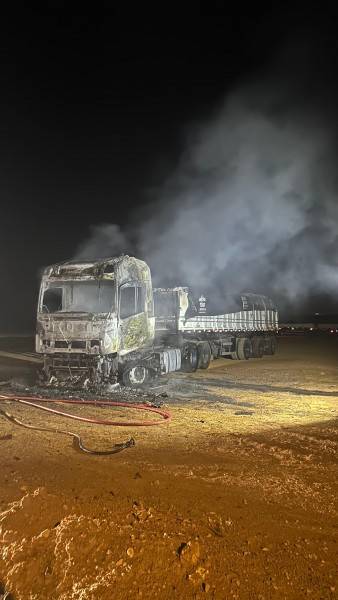 Caminhão é destruído por incêndio em Ermo — foto 1