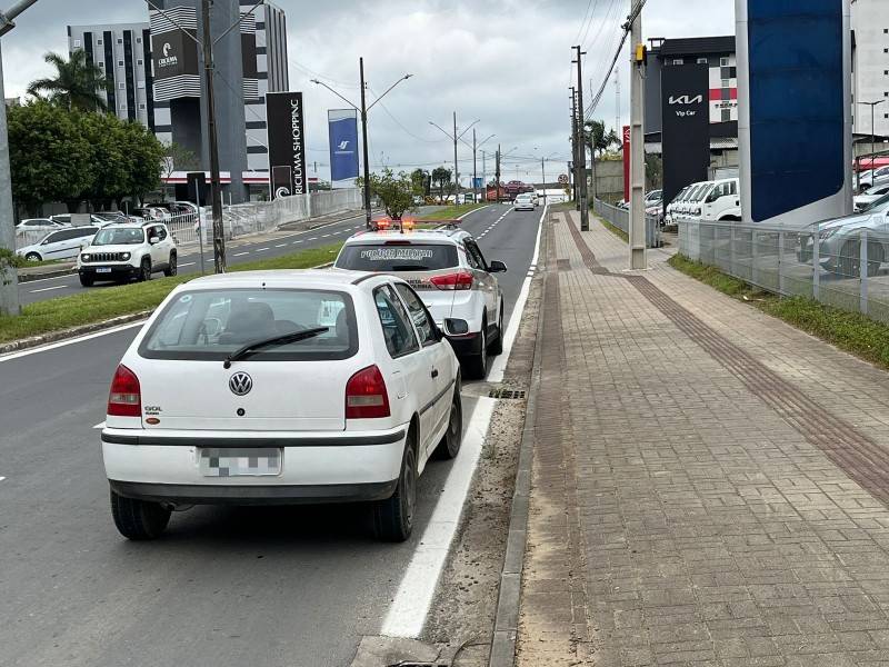 Carro e moto colidem em cruzamento na avenida Gabriel Zanette em Criciúma — foto 1
