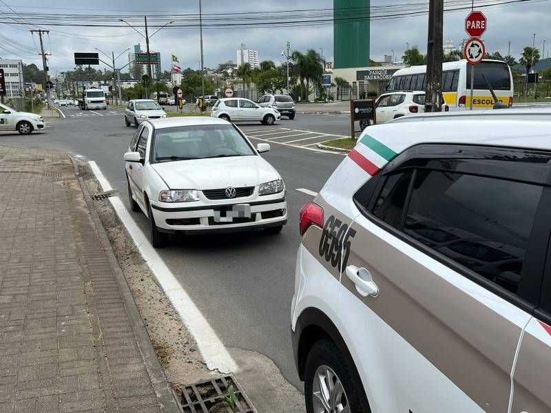 Carro e moto colidem em cruzamento na avenida Gabriel Zanette em Criciúma — foto 2