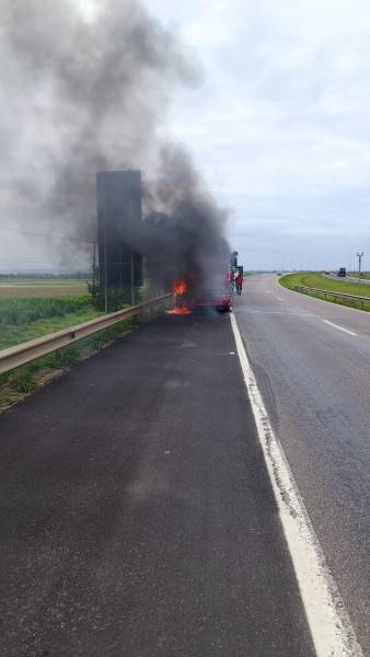 Içara: incêndio em carreta provoca congestionamento no sentido Sul da BR-101 — foto 1