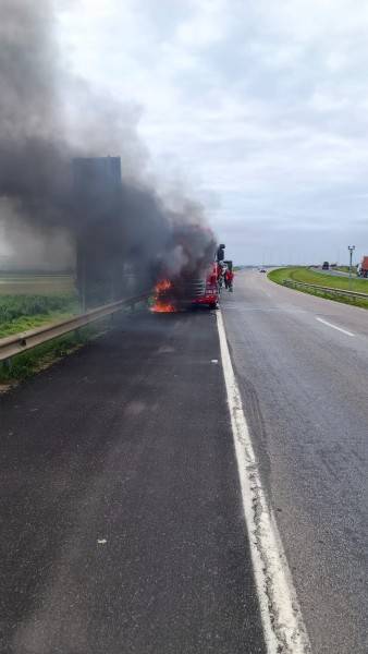 Içara: incêndio em carreta provoca congestionamento no sentido Sul da BR-101 — foto 2