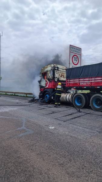 Içara: incêndio em carreta provoca congestionamento no sentido Sul da BR-101 — foto 9
