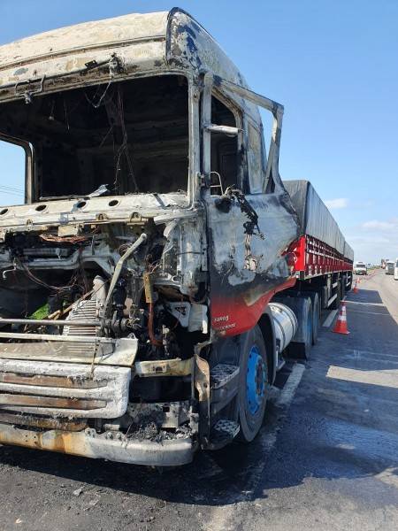 Içara: trânsito liberado na BR-101 após incêndio em carreta — foto 1