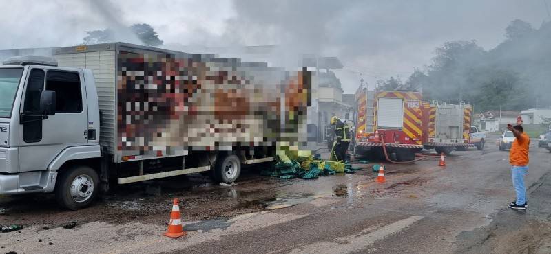 Caminhão baú é atingido por incêndio em Tubarão — foto 1