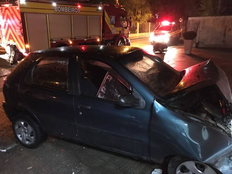 Condutora quebra parede ao colidir carro contra imóvel em Urussanga — foto 1