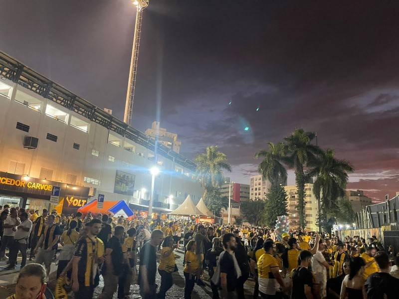 Torcida do Criciúma invade gramado e festeja acesso para a Série A; confira a galeria de fotos — foto 7