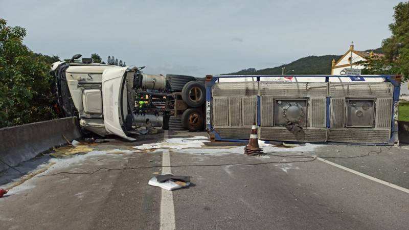 Biguaçu: trânsito no sentido Norte da BR-101 está em meia pista após derramamento de produto químico — foto 2
