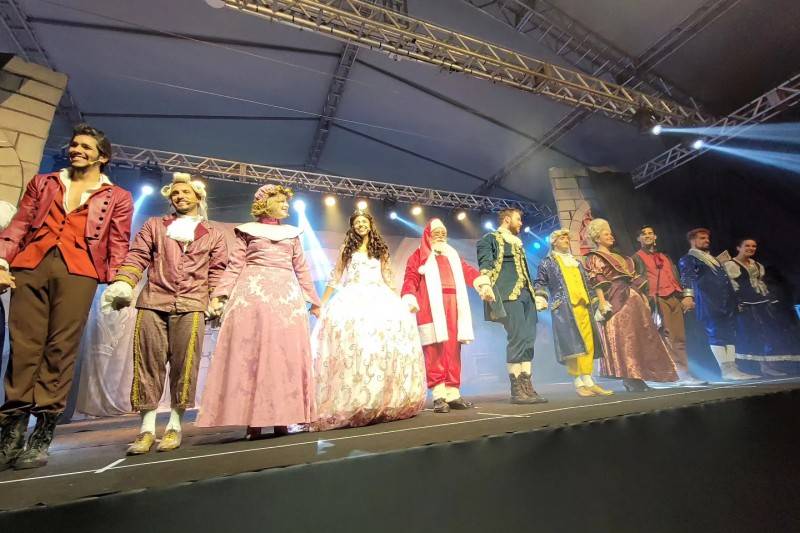 Mais de 2,5 mil pessoas prestigiam a chegada do Papai Noel no Farol Shopping — foto 1