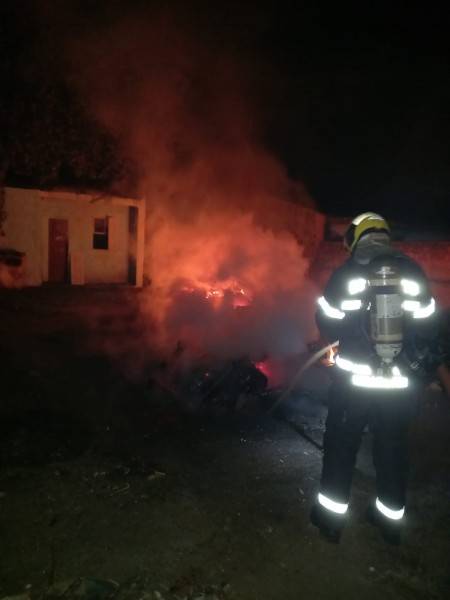Depósito de reciclagem em terreno baldio é atingido por incêndio em Criciúma — foto 1