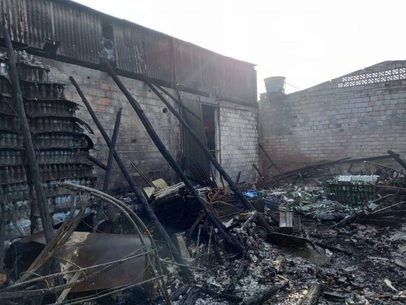 Depósito de bebidas é destruído por incêndio em Sombrio — foto 1