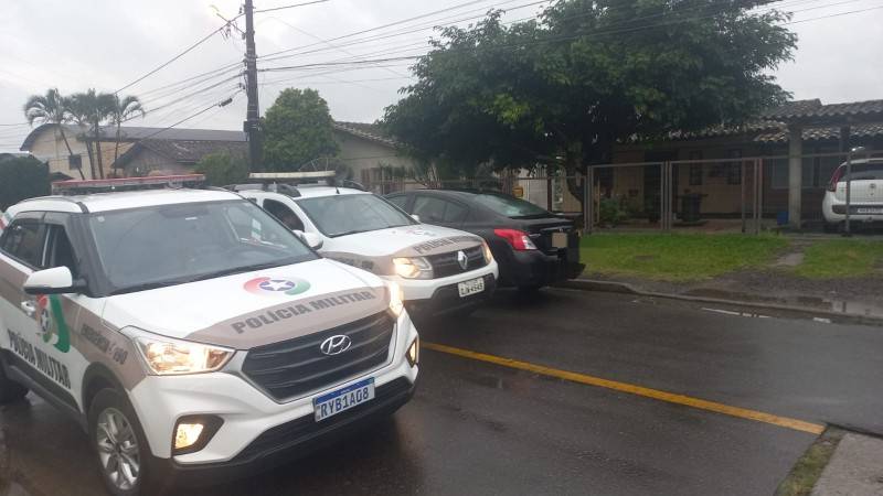 Durante perseguição da Polícia Militar, homem é preso e veículo roubado é recuperado em Criciúma — foto 1
