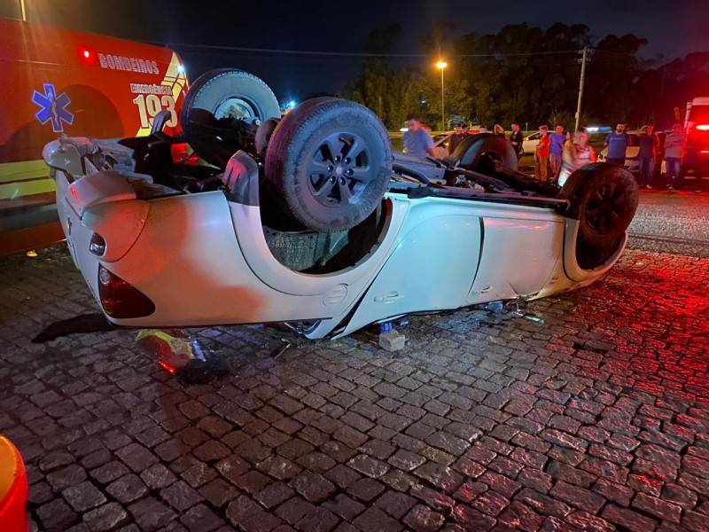 Jovem é hospitalizado após capotamento de carro em Cocal do Sul — foto 1