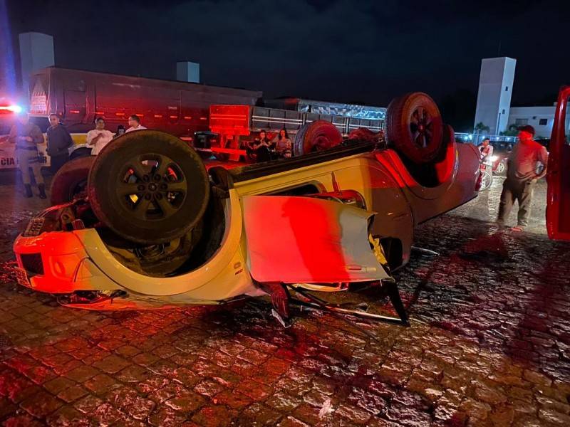 Jovem é hospitalizado após capotamento de carro em Cocal do Sul — foto 2