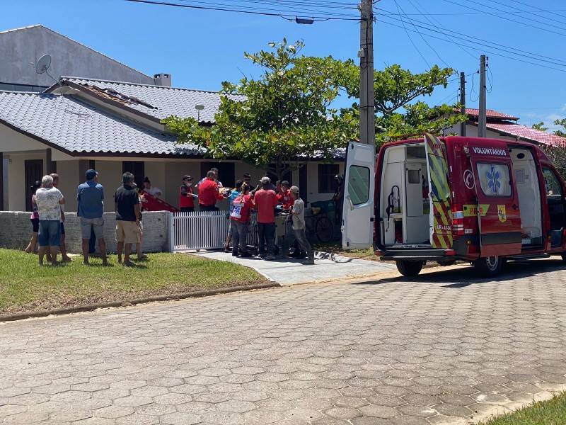 Idoso sofre queda de telhado e fica gravemente ferido em Jaguaruna — foto 1