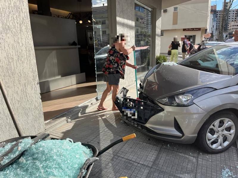 Carros colidem em cruzamento no Centro de Criciúma e um deles atinge vitrine de loja — foto 1