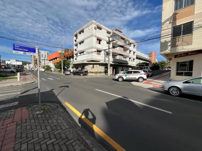 Carros colidem em cruzamento no Centro de Criciúma e um deles atinge vitrine de loja — foto 2
