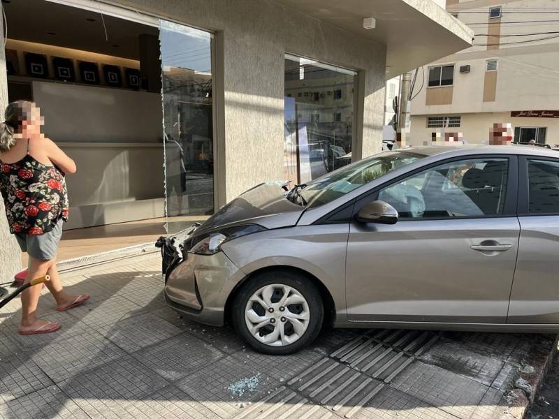 Carros colidem em cruzamento no Centro de Criciúma e um deles atinge vitrine de loja — foto 3