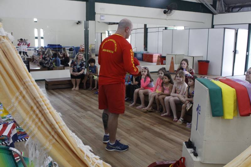 Guardiões da Água do Colégio Satc aprendem sobre segurança na praia com guarda-vidas — foto 1
