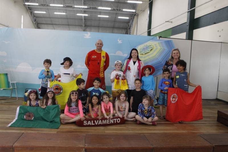 Guardiões da Água do Colégio Satc aprendem sobre segurança na praia com guarda-vidas — foto 2