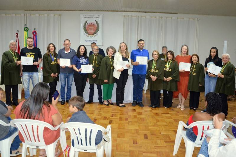 Academia de Letras e Artes de Siderópolis premia vencedores de concurso literário — foto 1