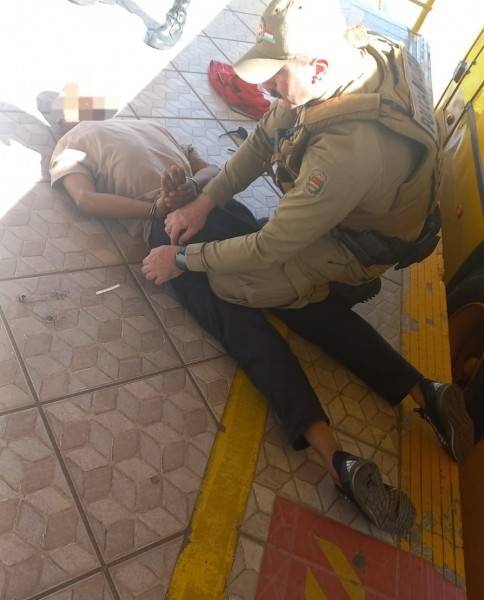 Homem ameaça passageiros de ônibus com faca e acaba detido em Criciúma — foto 1