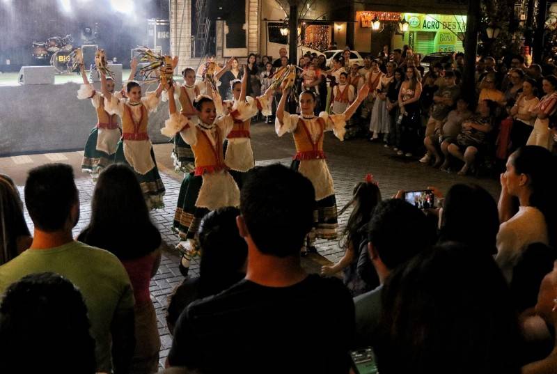 Natal em Nova Veneza: chegada do Papai Noel e shows animaram o público — foto 2