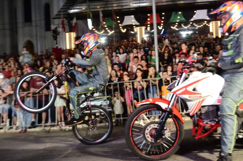 Papai Noel chega em performance radical na abertura do Cocal Luz 2023 — foto 1
