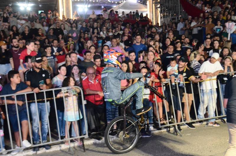 Papai Noel chega em performance radical na abertura do Cocal Luz 2023 — foto 2