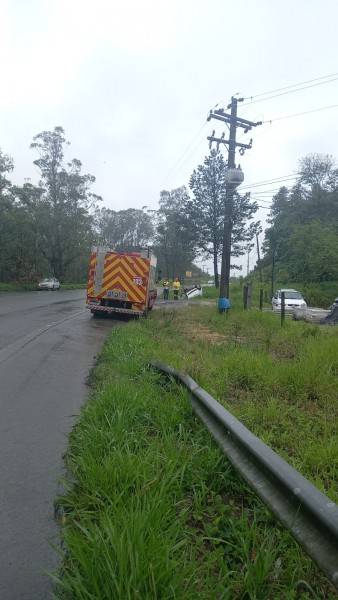 Motorista perde o controle da direção e capota veículo na SC-108 em Urussanga — foto 1