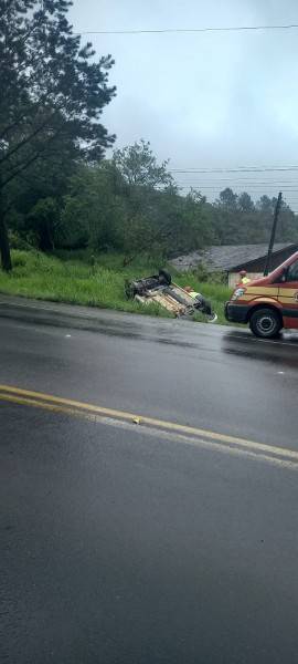Motorista perde o controle da direção e capota veículo na SC-108 em Urussanga — foto 6