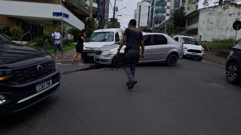 Acidente no Centro de Criciúma causa derramamento de óleo na rua Hercílio Luz — foto 2