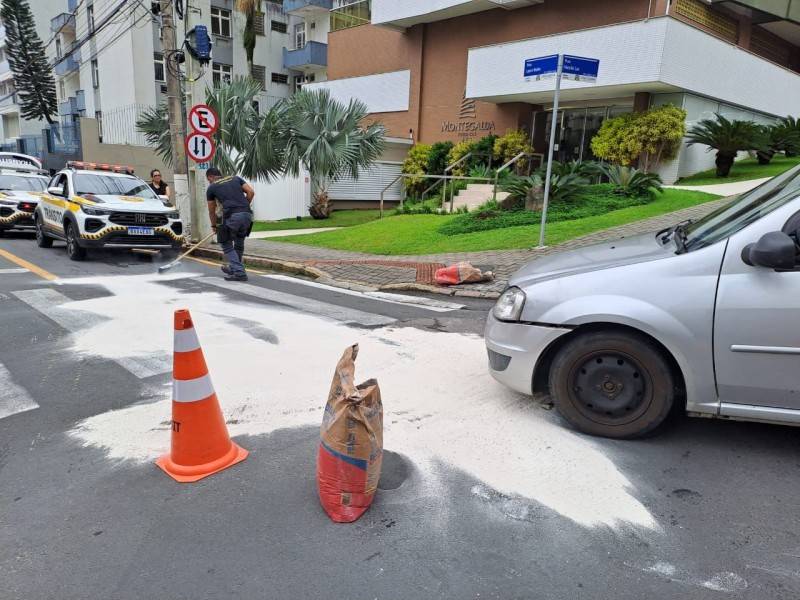 Acidente no Centro de Criciúma causa derramamento de óleo na rua Hercílio Luz — foto 3