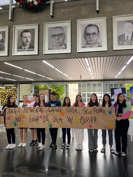 Secretaria Municipal de Educação realiza exposição de trabalhos de prevenção e combate ao bullying — foto 1