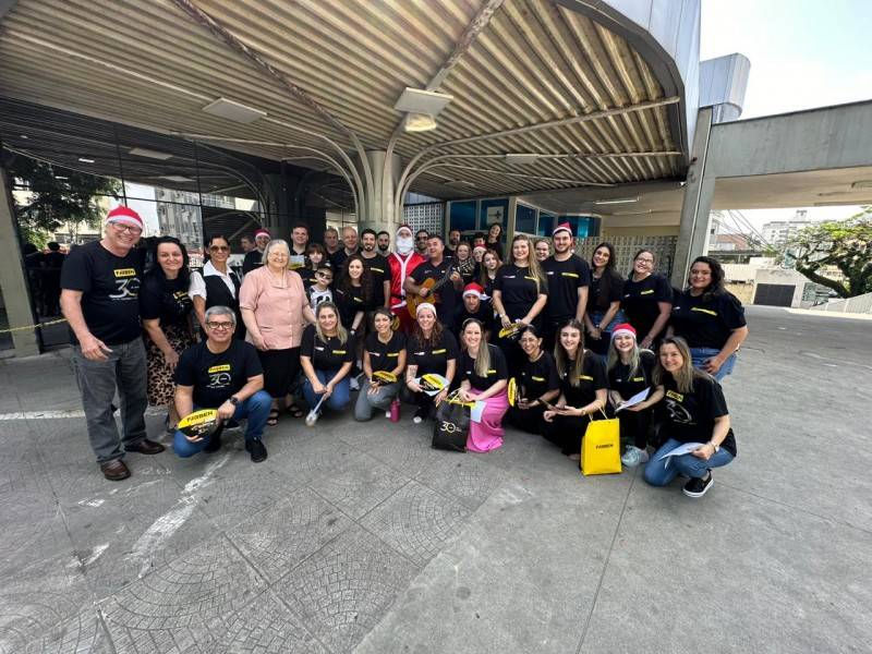Voluntários da Tintas Farben levam música a alas e quartos do Hospital São José — foto 1