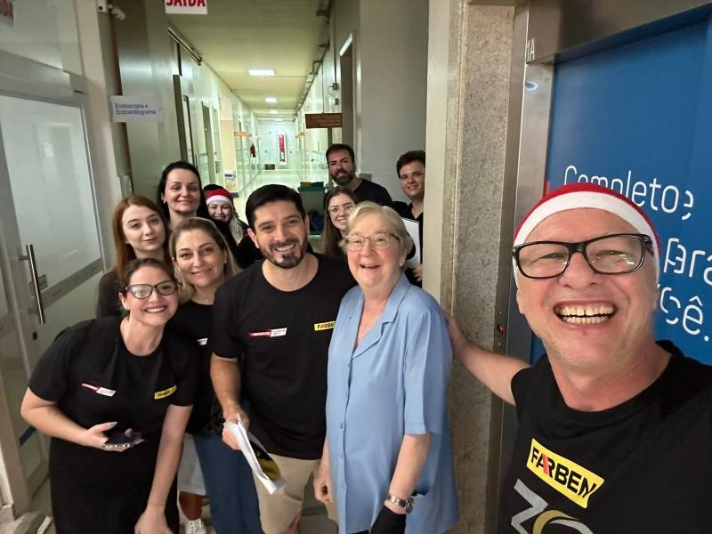 Voluntários da Tintas Farben levam música a alas e quartos do Hospital São José — foto 3