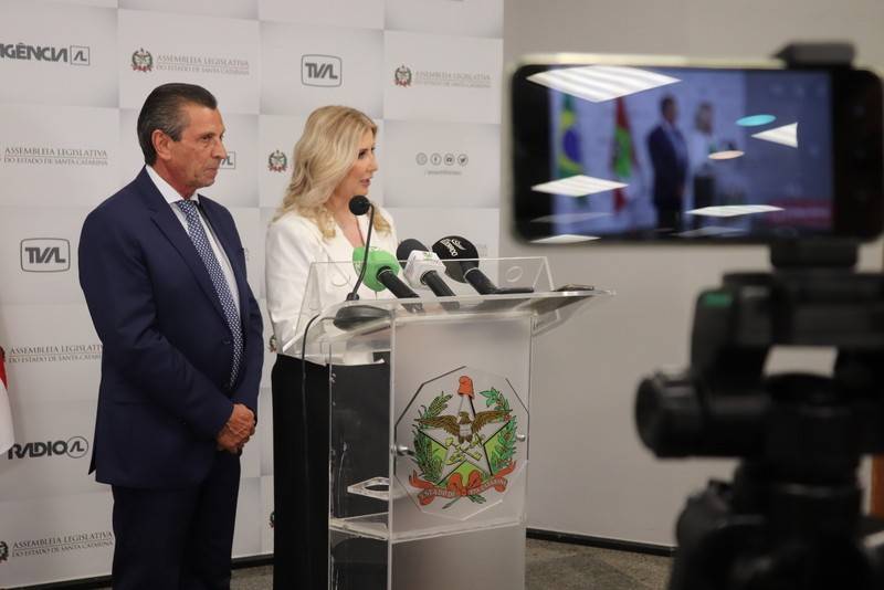 Reitora da Unesc recebe honraria de Cidadã Catarinense em cerimônia prestigiada na Alesc — foto 1