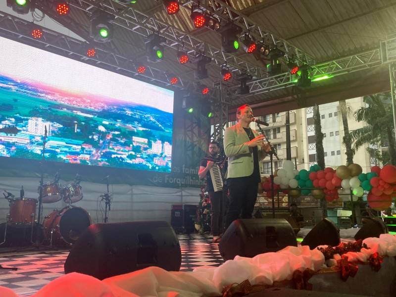 Mais de 3 mil pessoas acompanham chegada do Papai Noel em Forquilhinha — foto 1