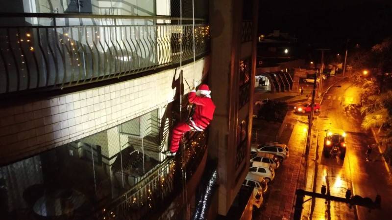 Mais de 3 mil pessoas acompanham chegada do Papai Noel em Forquilhinha — foto 5