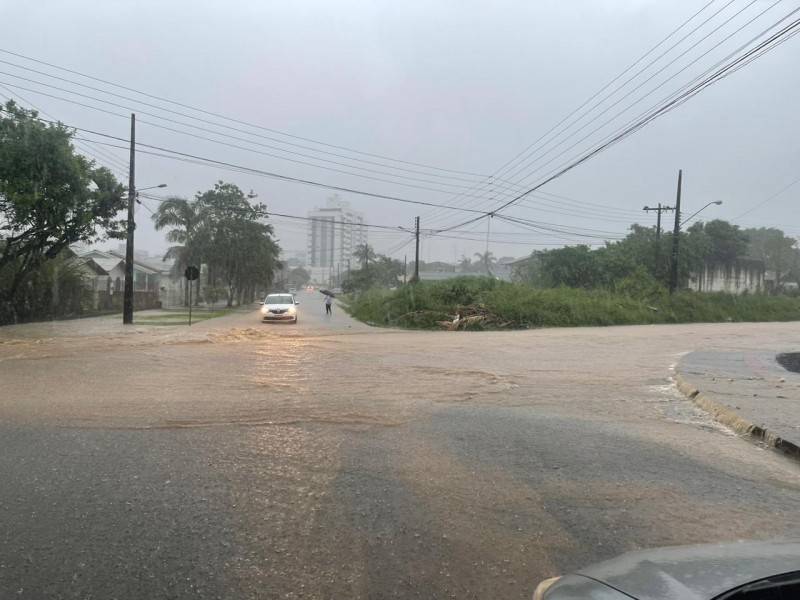 Criciúma: ruas da Grande Próspera ficam alagadas com forte chuva — foto 1