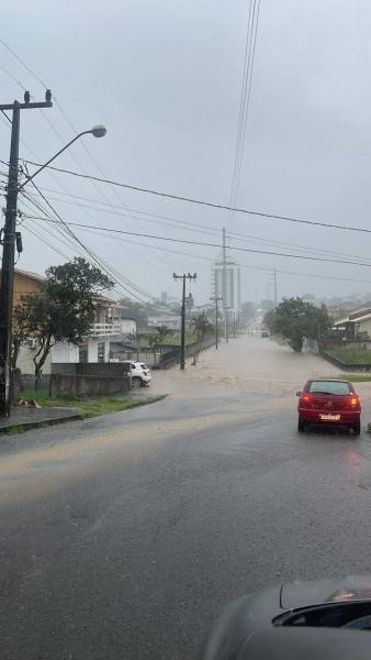 Criciúma: ruas da Grande Próspera ficam alagadas com forte chuva — foto 2