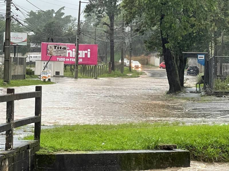 Trânsito: motoristas arriscam e atravessam rua coberta por água em Criciúma; vídeo — foto 7