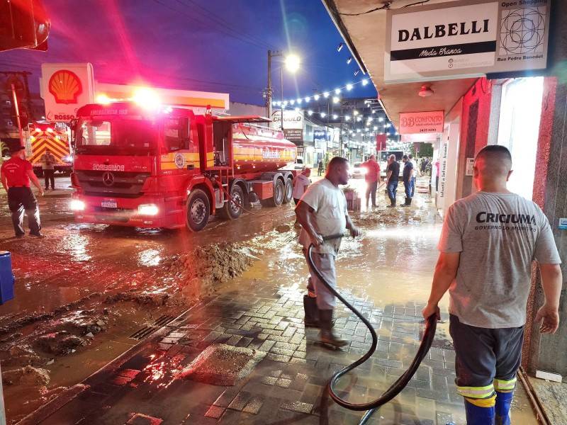 Prefeitura e Corpo de Bombeiros trabalham para limpar lama acumulada na rua Coronel Pedro Benedet — foto 1