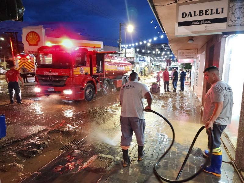 Prefeitura e Corpo de Bombeiros trabalham para limpar lama acumulada na rua Coronel Pedro Benedet — foto 2