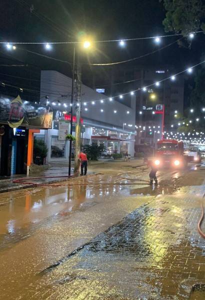 Prefeitura e Corpo de Bombeiros trabalham para limpar lama acumulada na rua Coronel Pedro Benedet — foto 5