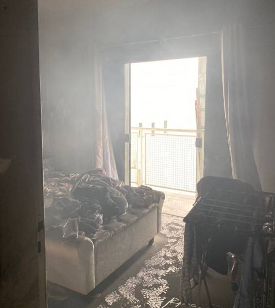 Incêndio confinado destrói móveis de apartamento em Araranguá — foto 1
