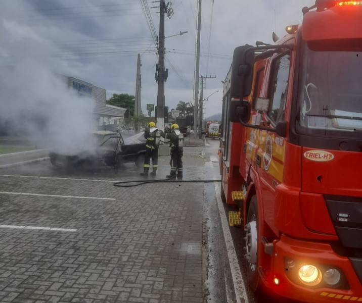 Carro é destruído por incêndio em Santa Rosa do Sul — foto 1