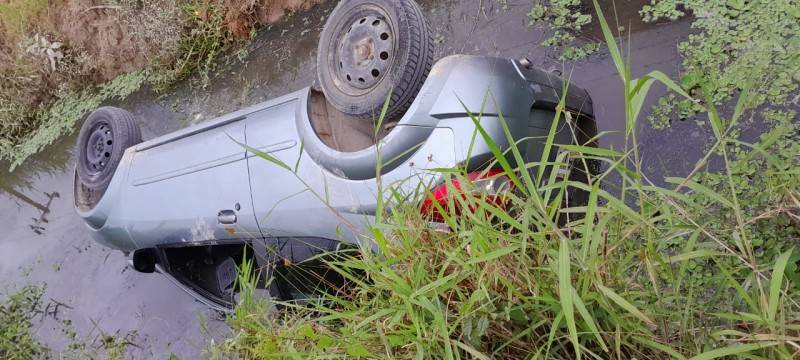 Morro da Fumaça: após acidente, motorista é retirado de carro parcialmente submerso em córrego — foto 1