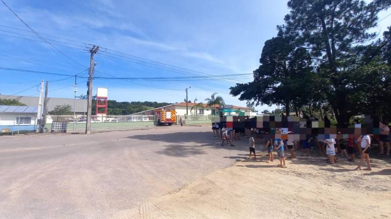 Funcionários evacuam escola em Sangão após estouro em carro com GNV — foto 1