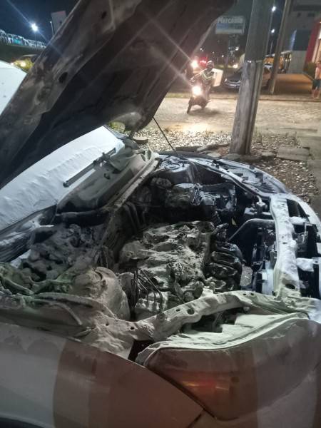 Caminhonete é parcialmente destruída por incêndio na SC-445 em Içara — foto 1